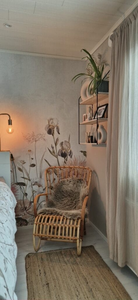 rottinkituoli makuuhuoneessa.